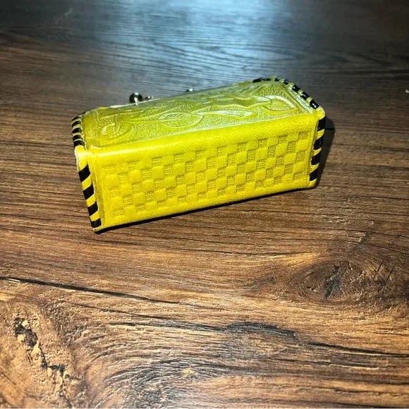 Sustainable leather embossed change purse - Picture 10 of 13